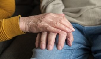 holding-hands-8649668_1280