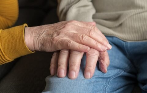 holding-hands-8649668_1280