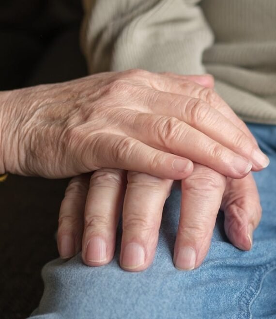 holding-hands-8649668_1280